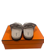 Load image into Gallery viewer, Hermes Chypre Rose Pale Sandals
