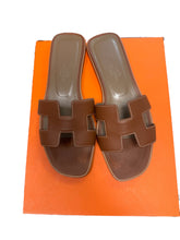 Load image into Gallery viewer, HERMES Oran Brown Sandals
