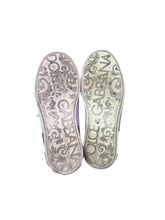 Load image into Gallery viewer, Dolce &amp; Gabbana Heart Sneakers

