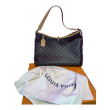 Load image into Gallery viewer, Louis Vuitton Carry All MM
