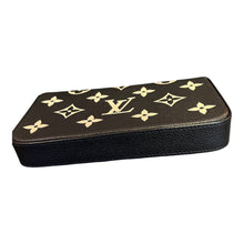 Load image into Gallery viewer, Louis Vuitton Felicie black &amp; white
