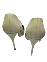Load image into Gallery viewer, Christian Louboutins “so kate “ creme pumps
