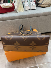 Load image into Gallery viewer, Louis Vuitton On The Go GM
