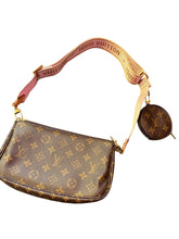Load image into Gallery viewer, Louis Vuitton Multi Pochette
