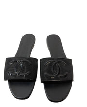 Load image into Gallery viewer, Chanel 23P Black Mesh Patent Leather CC Logo Slide Sandal Flat Flip Flop Mule
